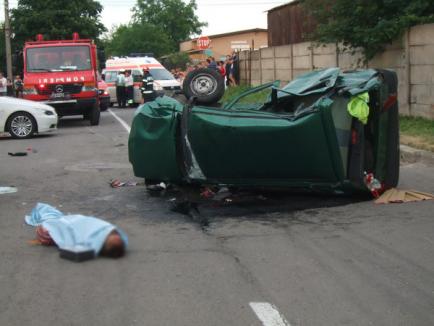 Accident cumplit: cu 160 km/h, un Mercedes a spulberat un Tico. O tânără a murit, iar altele două se zbat între viaţă şi moarte (FOTO)